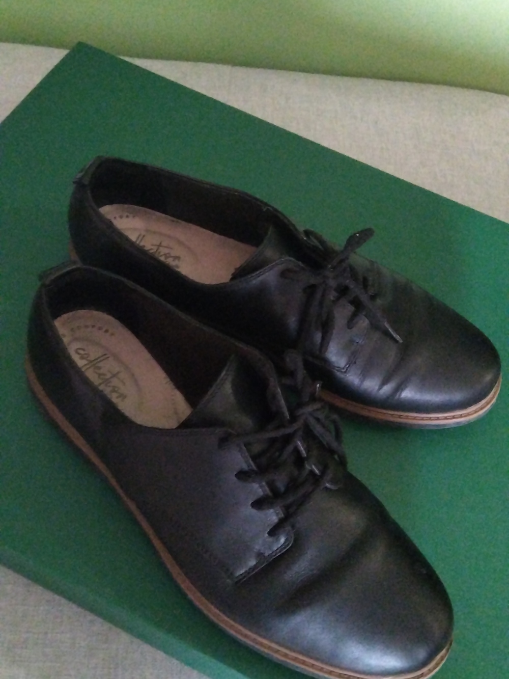 Clarks Black Leather Lace-Up Women’s Oxfords with Tan Trim